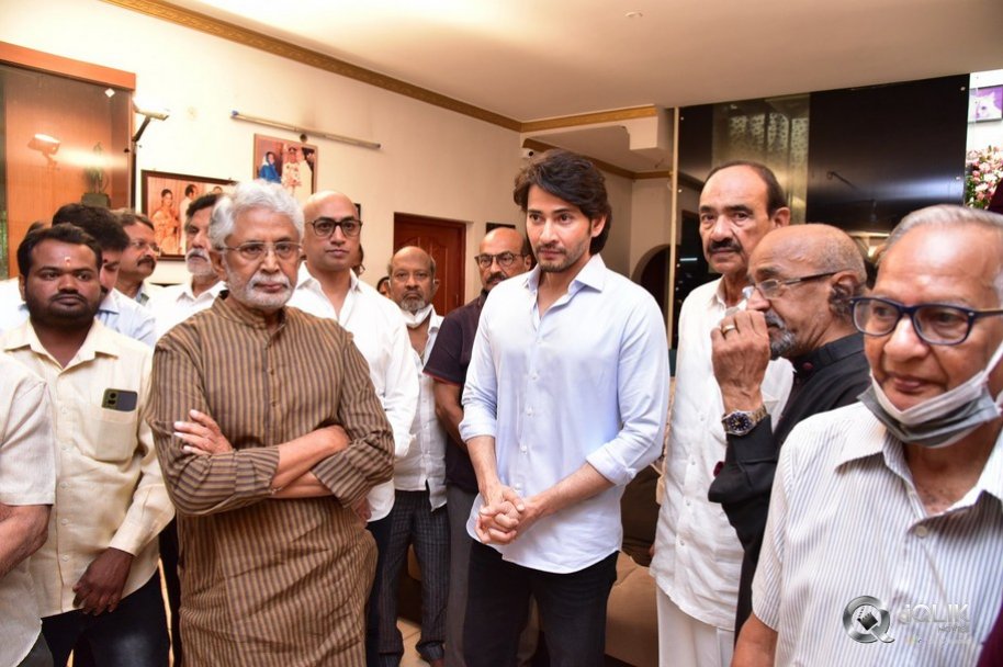 Celebrities-pay-homage-to-superstar-Krishna